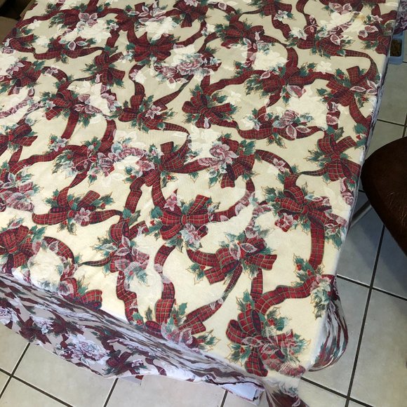 Vtg Oval Christmas Tablecloth & Hanging Kitchen Towel - Picture 2 of 9